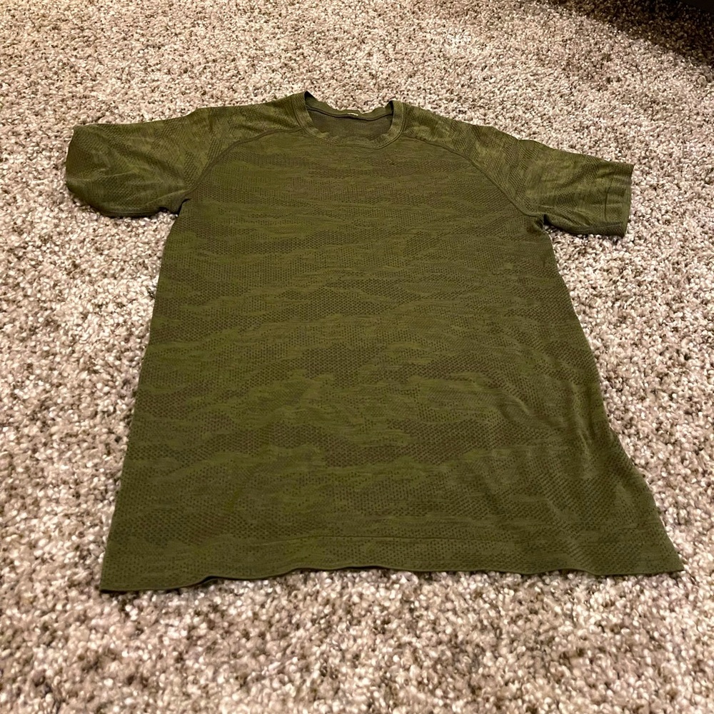 Men’s Lululemon small camo tee